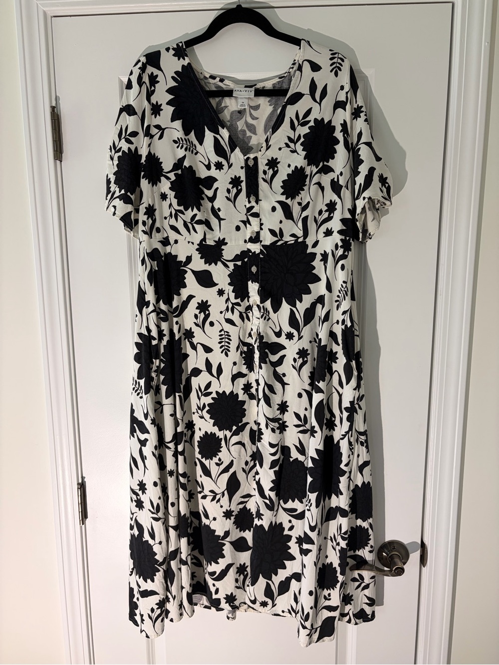 Ava & Viv Black and White Floral Button-Front Dress